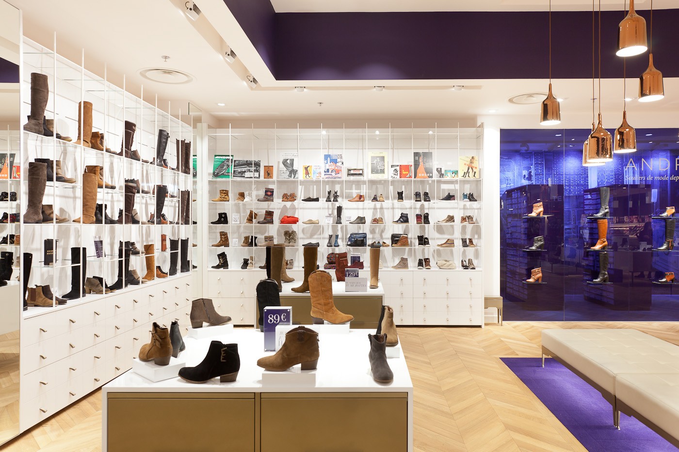 Shoe shop перевод. Shoe shop. Интерьер магазина обуви. Дизайн обувного магазина. МВ Shoes обувь магазин.